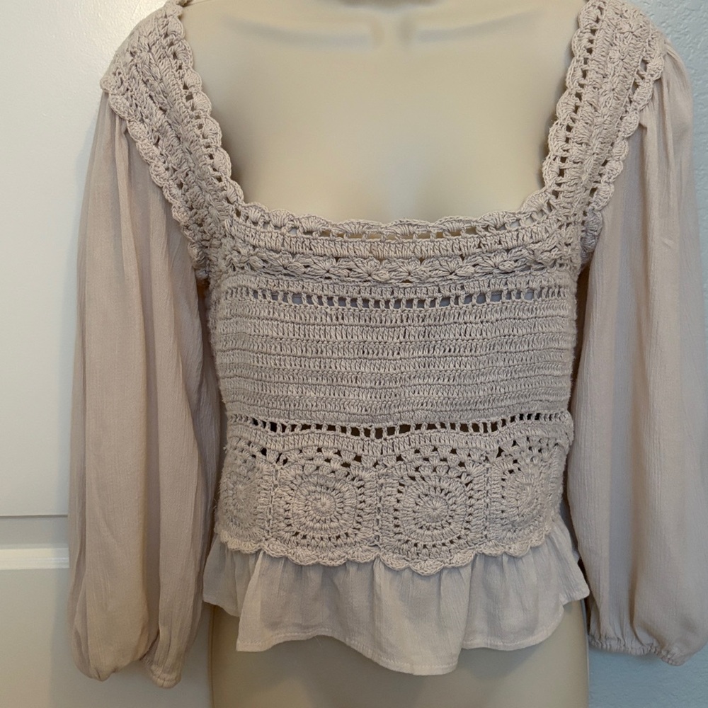 AMERICAN EAGLE taupe crochet peplum top